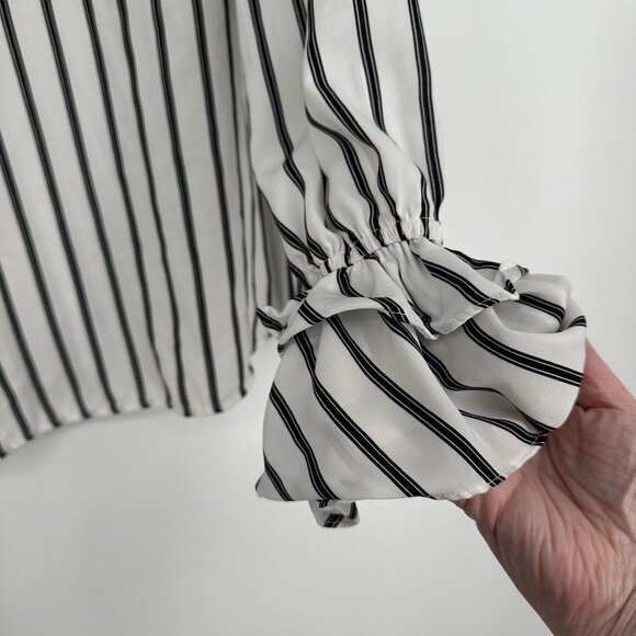 Savanna Jane‎ Women's Stripe Blouse Size Medium Ruffle Sleeve V-neck - Picture 3 of 7